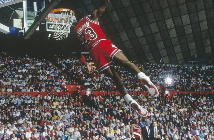 Cũng tại 1988 Slam Dunk Contest, Michael Jordan còn biểu diễn những cú dunk nổi tiếng khác, trong đó có cú windmill ngả người ở góc 45 độ. Ông chạy từ biên trái vào, hai tay cầm bóng hạ xuống thấp gần đầu gối, bật lên, đầu nghiêng về phía trước, trả tay trái ra để tay phải thực hiện cú dunk. Khi dunk thành công, đầu của Jordan sượt qua lưới rổ. NBA TV năm 2005 đã coi đây là một trong 30 cú dunk đẹp mắt nhất trong lịch sử.